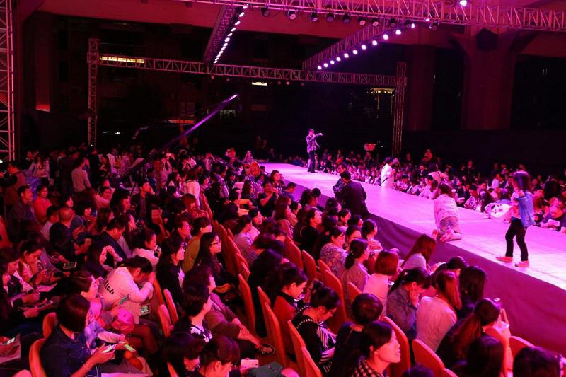 各地經(jīng)銷商齊聚一堂,秀場(chǎng)內(nèi)座無虛席