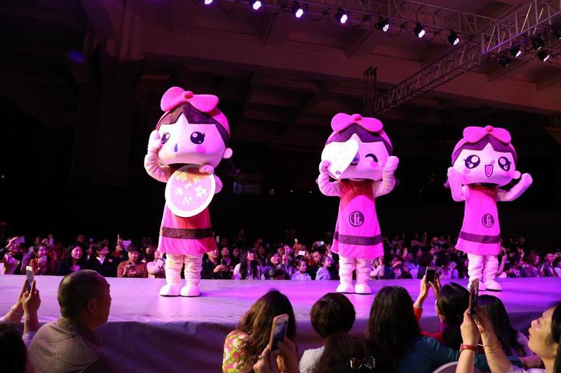 “小芬”熱場(chǎng),跟觀眾互動(dòng)