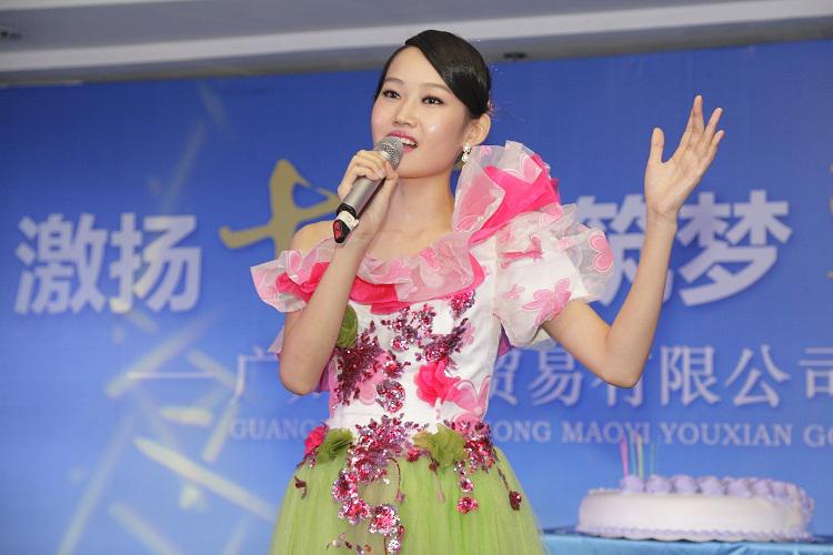 慶生儀式,女歌手領唱明天會更好